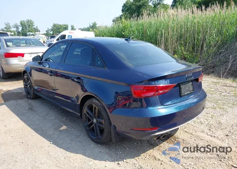 2018 Audi A3 2.0T Premium/2.0T Tech Premium z USA, uszkodzony, nr VIN WAUAUGFF8J1004786